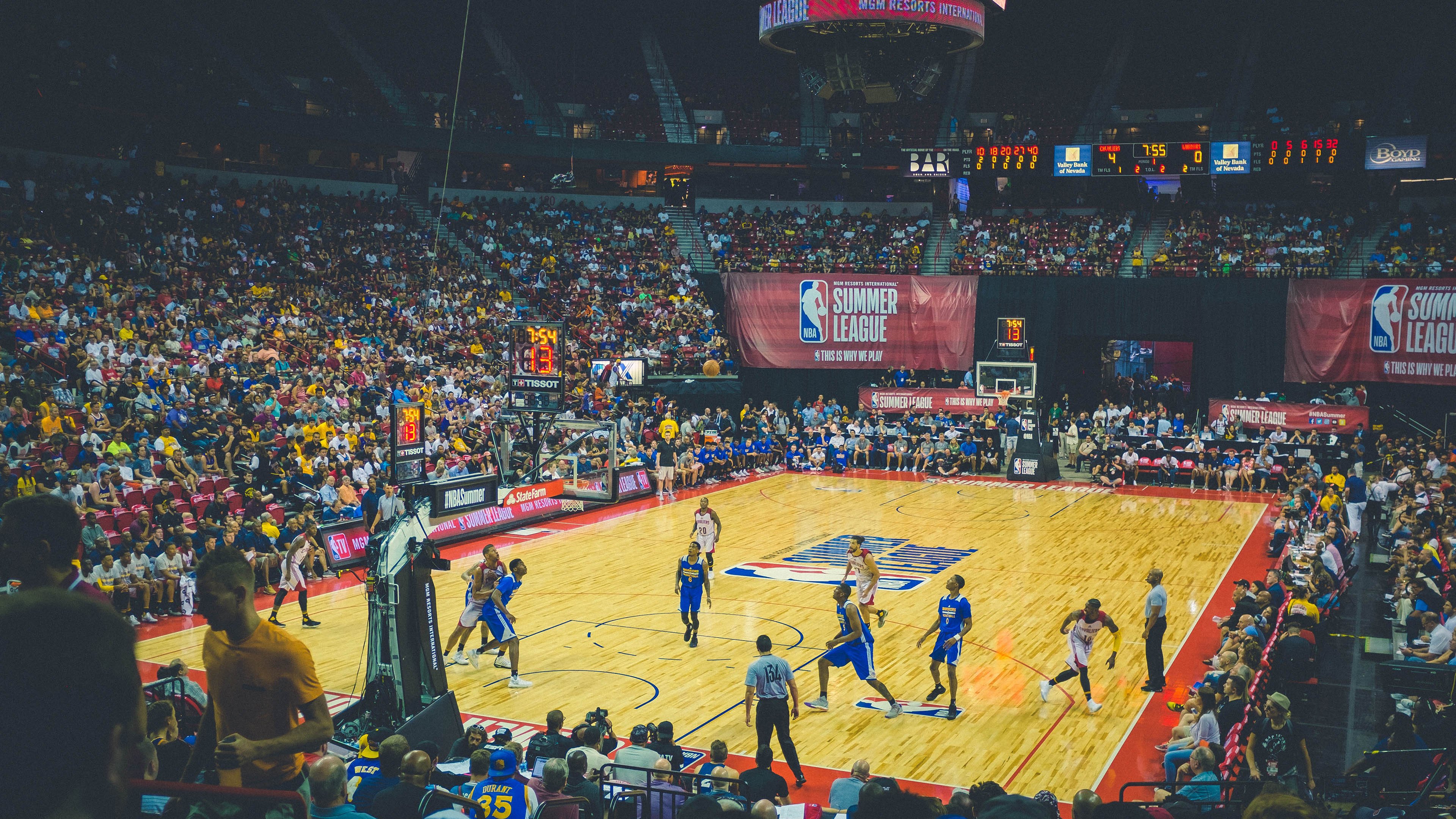 库里迎来五赛季出色发挥,TES观众热烈欢呼!比赛高潮迭起